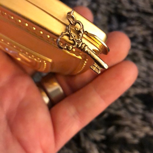 β€οΈ Shaped π w/ Dangle π Pressed Powder Compact - Picture 7 of 8